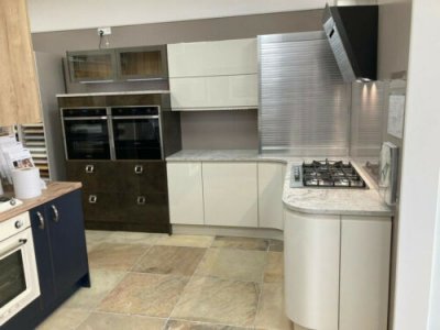 Ex-Display Kitchen Mereway J Profile High Gloss Pergamon & Lastra Gloss Bronze