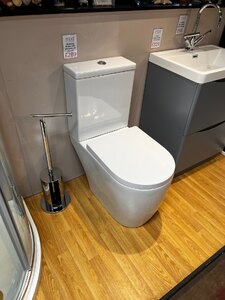 Ex-Display Strasbourg Toilet Complete With Soft Close Seat