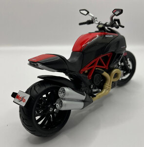 Ducati Diavel Carbon 2011 Red Black 1:12 Scale Model By Maisto Ex-Display