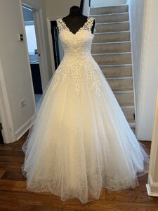 Ex-Display Ivory Lace Wedding Dress Size 38
