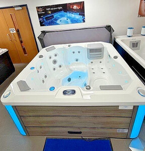 North River Spas Oasis Ex-Display Hot Tub