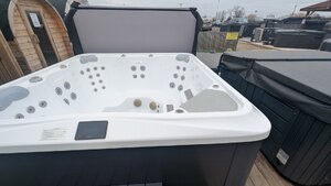 Dream Spa 560 5-Person Luxury Hot Tub Ex-Display