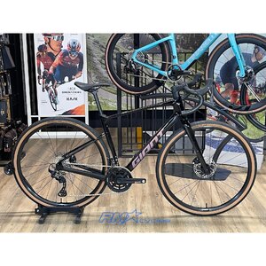 Giant Revolt Advanced 2 Medium Carbon 2025 Ex-Display Gravel Bike