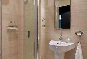 Ex-Display Duravit Shower Room Suite with Hansgrohe Fittings