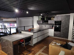 Ex-Display Kuhlmann Grey Kitchen with Peninsular and Dining Table
